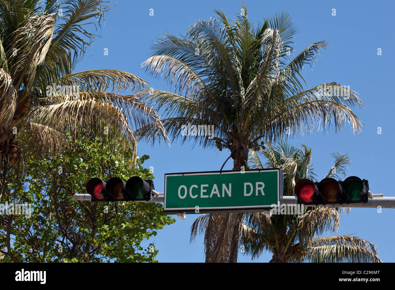 Ocean Drive traffic street firmar en South Beach, en la ciudad de Miami Beach, Florida, Estados Unidos. Foto de stock