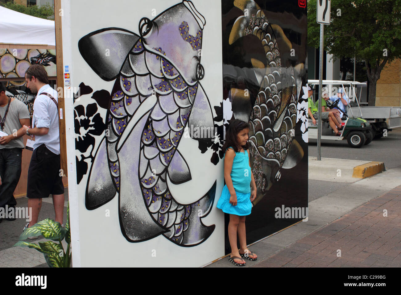 Chica asiática en frente de dos peces Koi pintura en Arte Ciudad Austin - 2011 Foto de stock