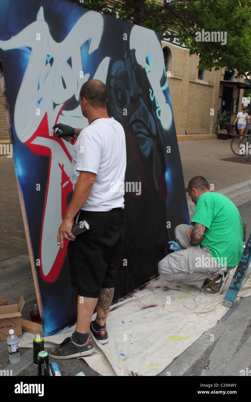 Dos artistas de graffiti pintando en Arte Ciudad Austin - 2011 Foto de stock