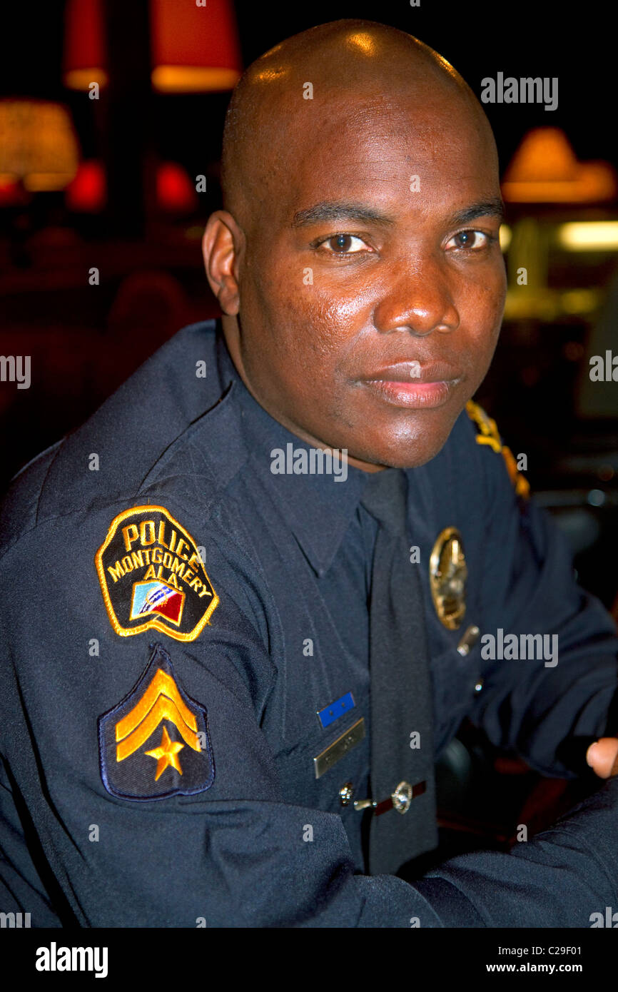 Oficial de policía afroamericano en Montgomery, Alabama, Estados Unidos. Foto de stock
