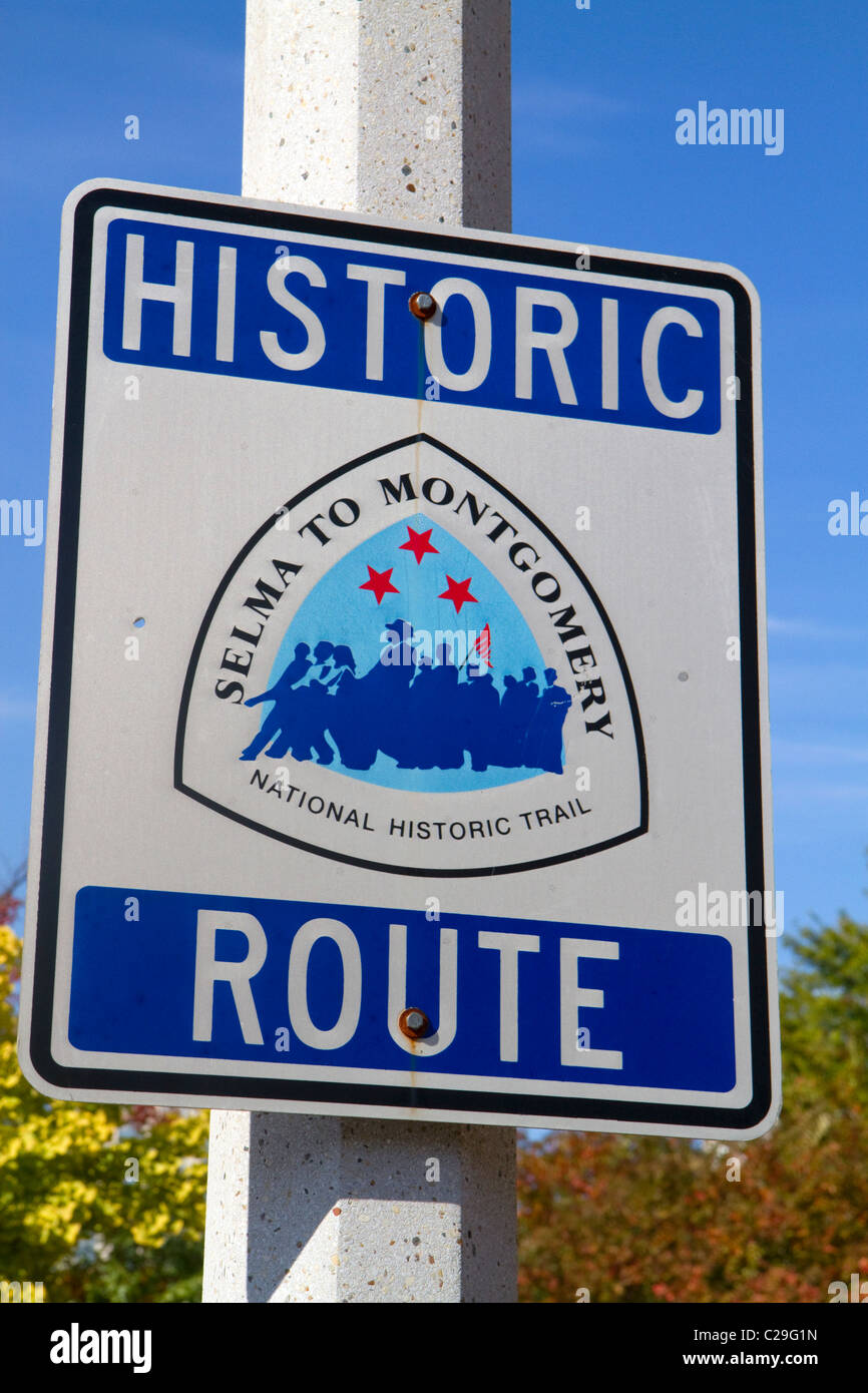 Señal de carretera marca la ruta histórica de Selma a Montgomery en Selma, Alabama, Estados Unidos. Foto de stock