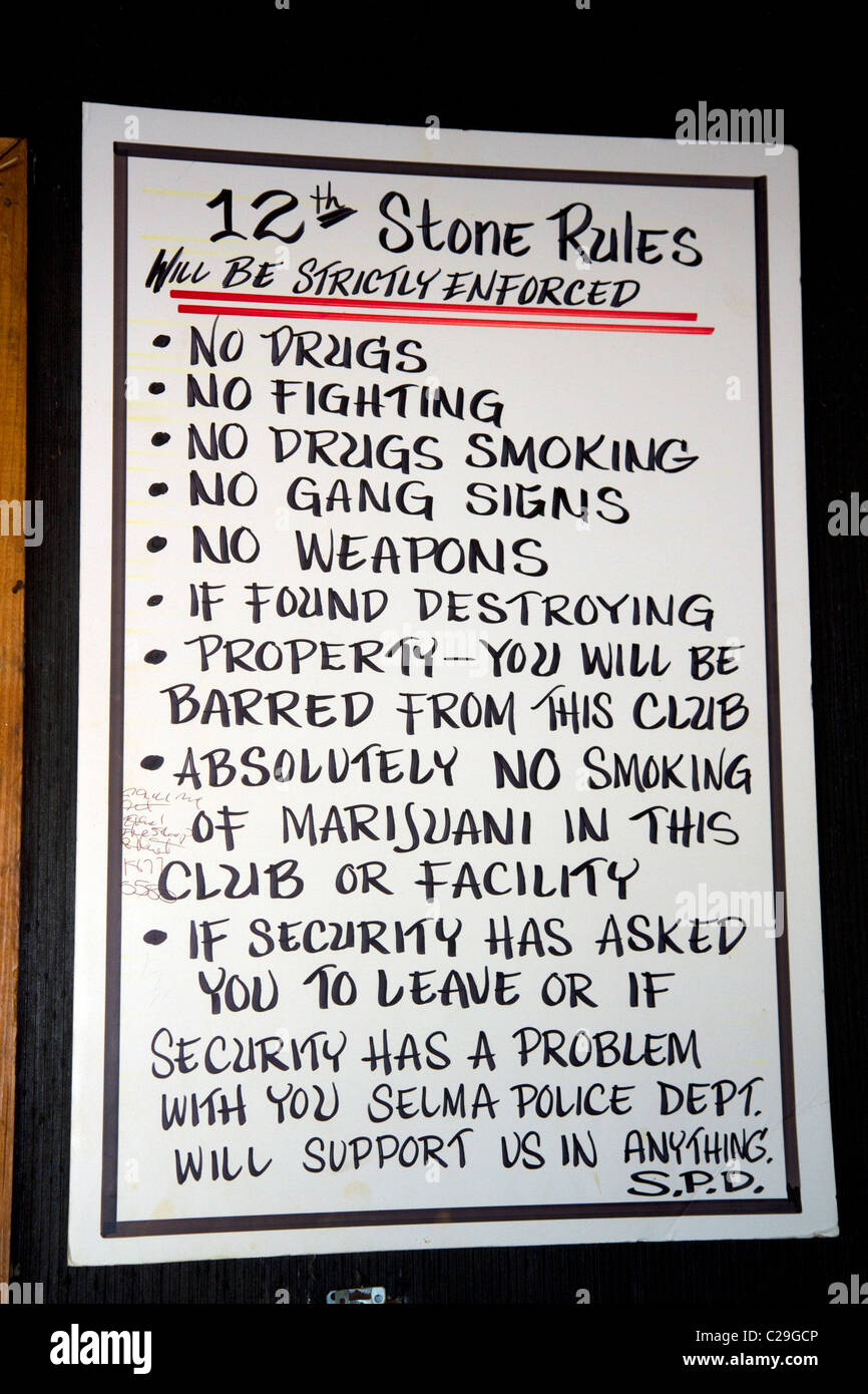 Reglas indicadas para un bar en Selma, Alabama, Estados Unidos. Foto de stock
