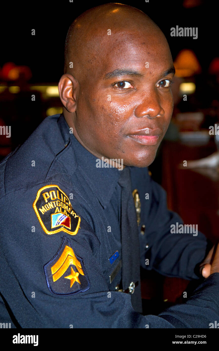 Oficial de policía afroamericano en Montgomery, Alabama, Estados Unidos. Foto de stock