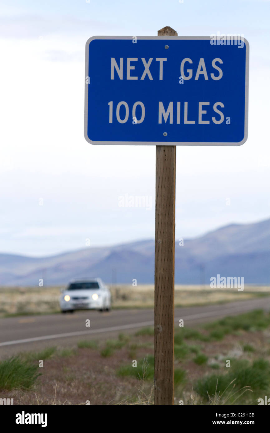 Próxima gas señal de carretera 100 millas en la frontera de Oregon/Nevada en McDermitt, EE.UU.. Foto de stock