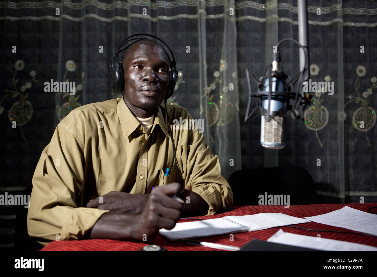 Un periodista sudanés del sur las conversaciones durante un programa de radio Foto de stock