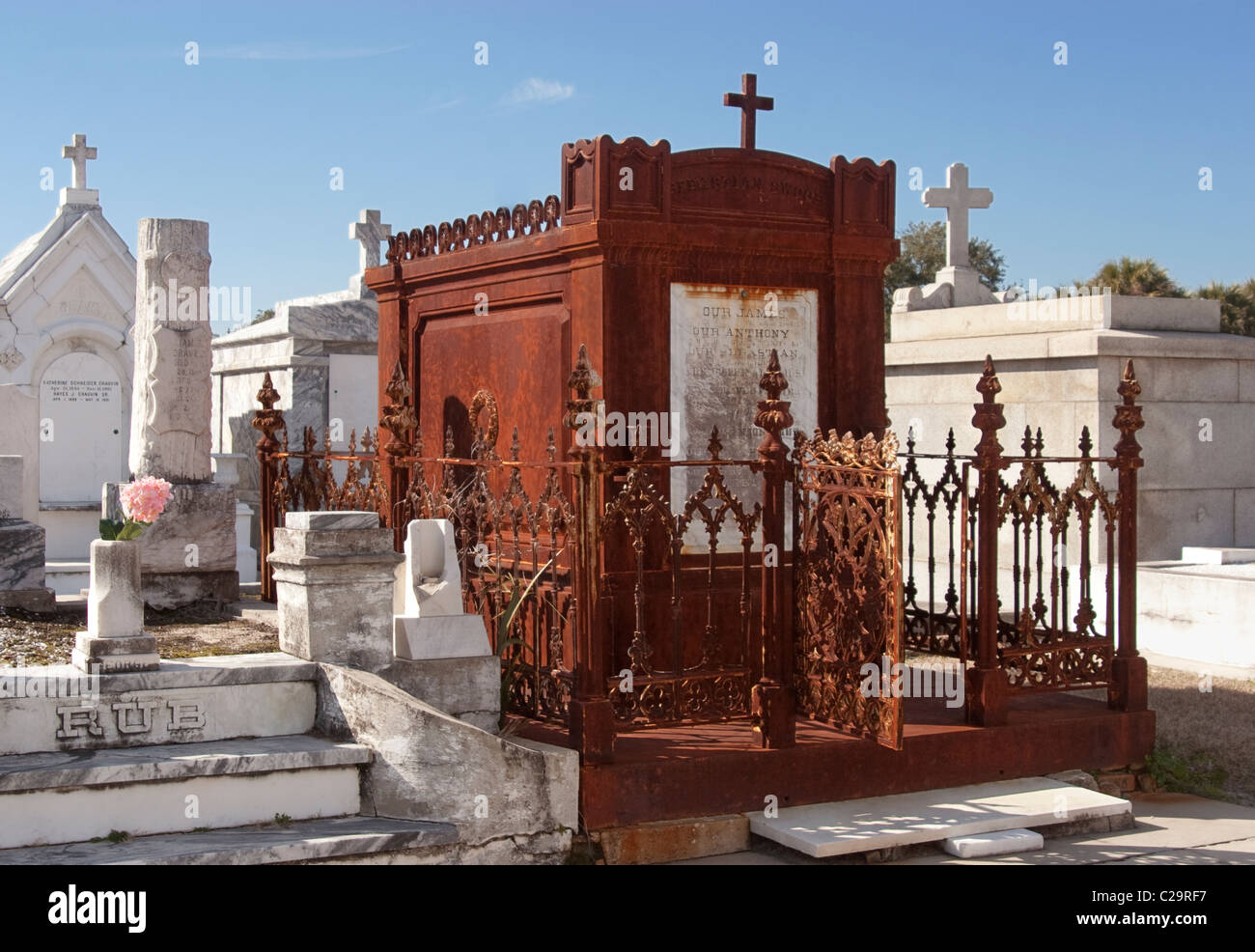 Antigua tumba de hierro fundido con vallas en un cementerio de Nueva Orleans. Foto de stock