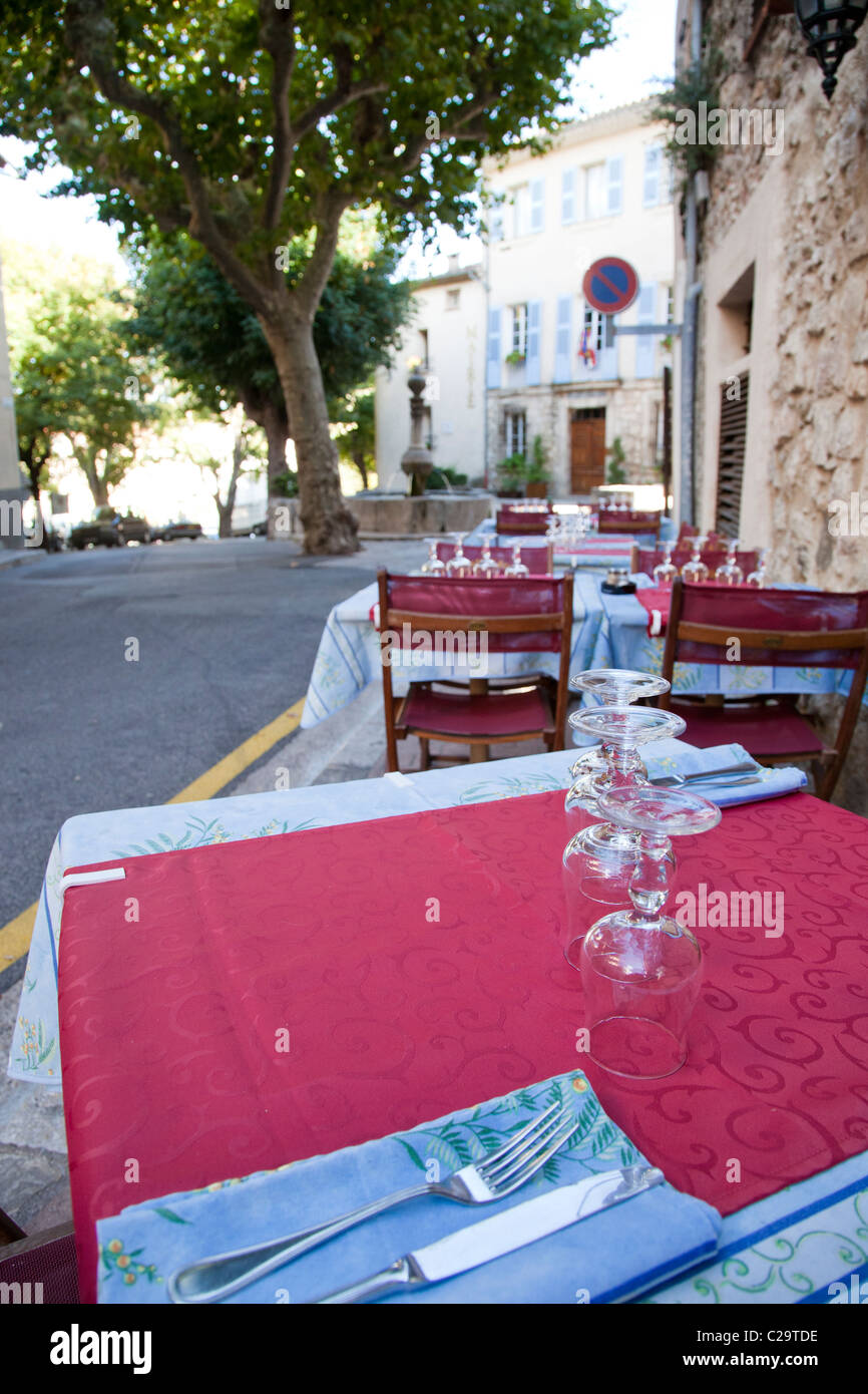 Juego de mesa para cenar en un restaurante en Claviers, Vars, Provence-Alpes-Côte d'Azur, Francia. Foto de stock