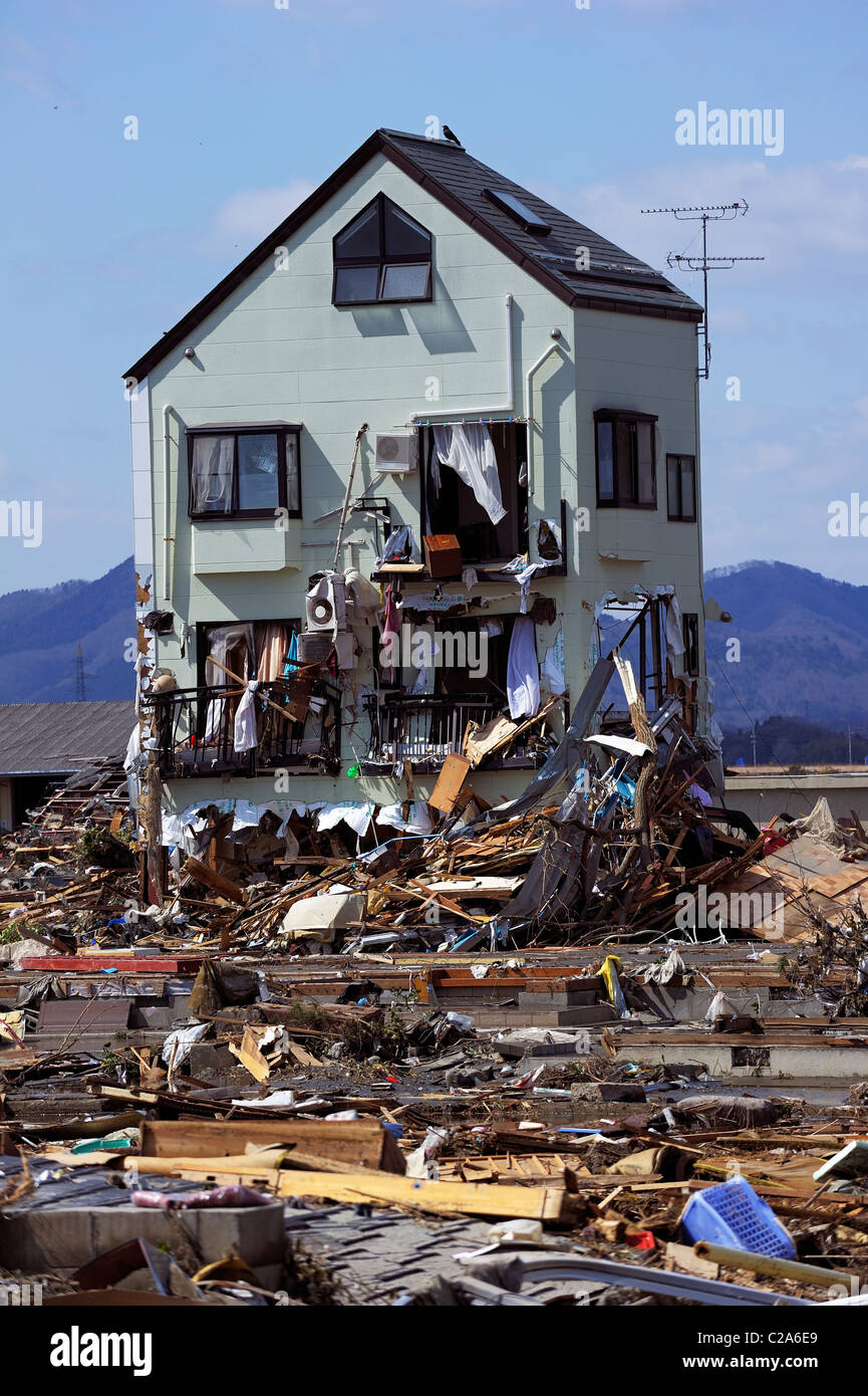Sólo sobreviven casa recién construida en la ciudad después del gran terremoto y tsunami en la costa noreste de Japón. Olas de Foto de stock