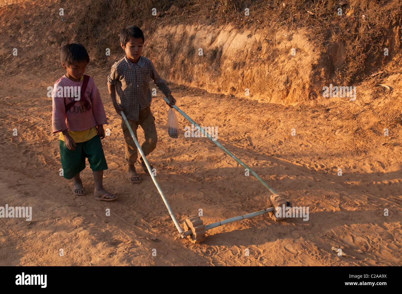 Los niños juegan con juguetes de bambú. Mindayik village. En el estado de Shan. Myanmar Foto de stock