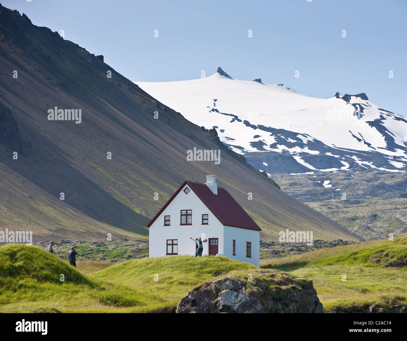 Glaciar Snaefellsjokull Arnarstapi, en el fondo, la península de Snaefellsnes, Islandia Foto de stock