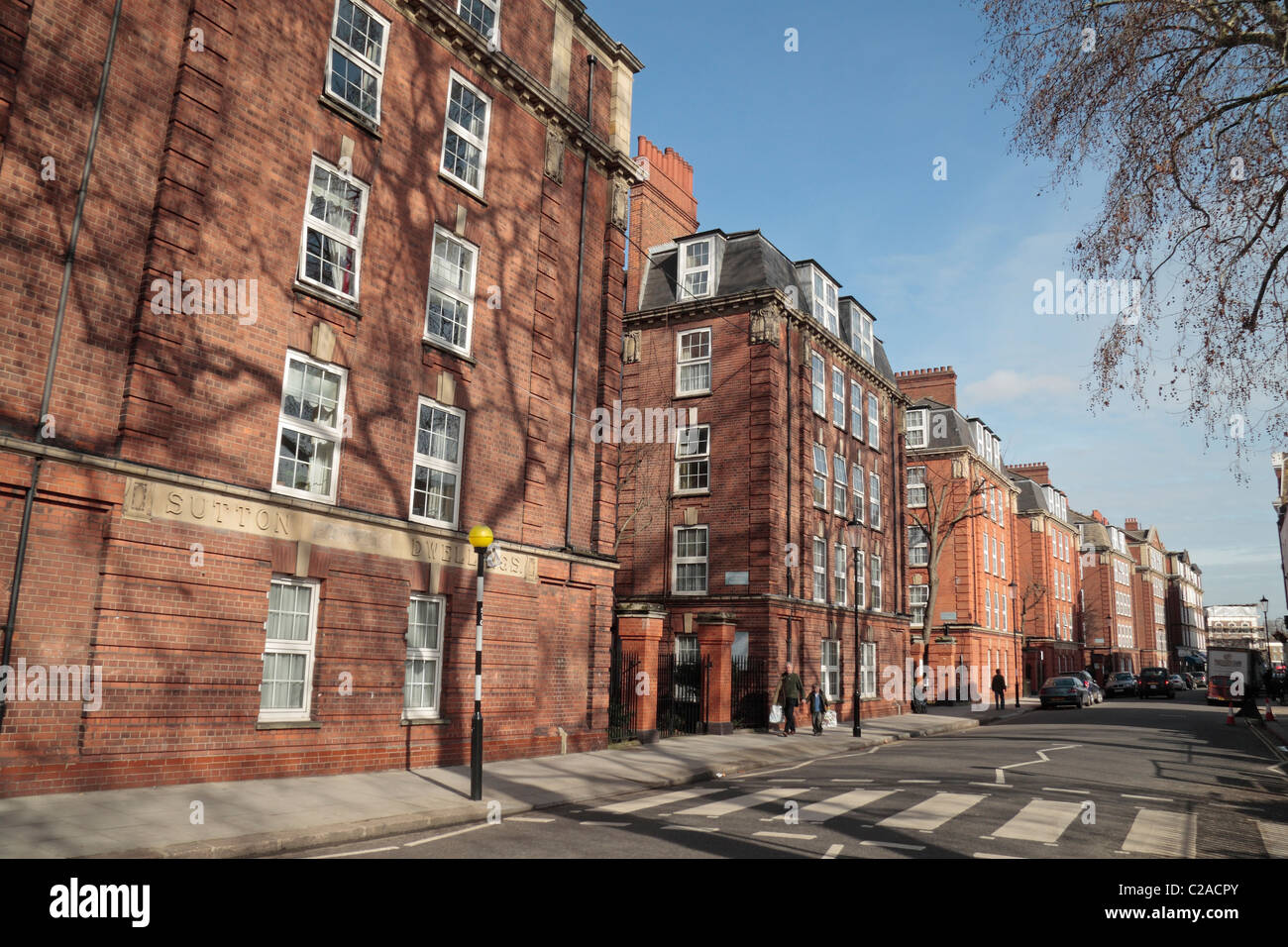 Vista general de edificios de viviendas Sutton Trust Estates, construido en 1913, en escala Street, Chelsea, Londres, Reino Unido. Foto de stock