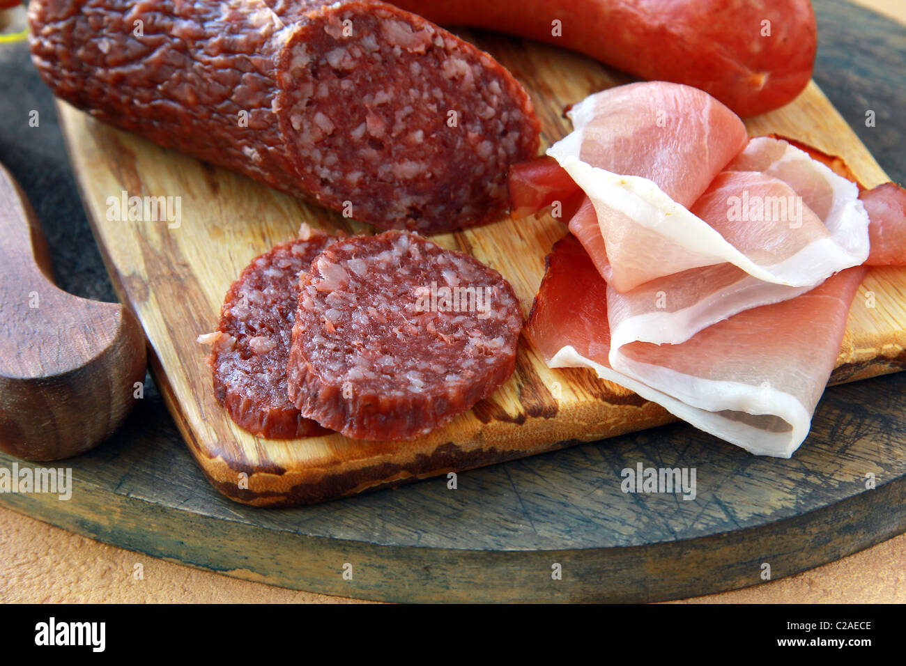 Surtido de varios tipos de salchichas y carnes ahumadas sobre una tabla