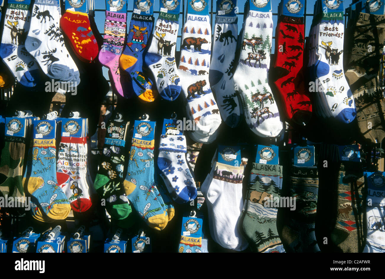 Calcetines con temática de Alaska para venta en un mercado de Anchorage  Fotografía de stock - Alamy