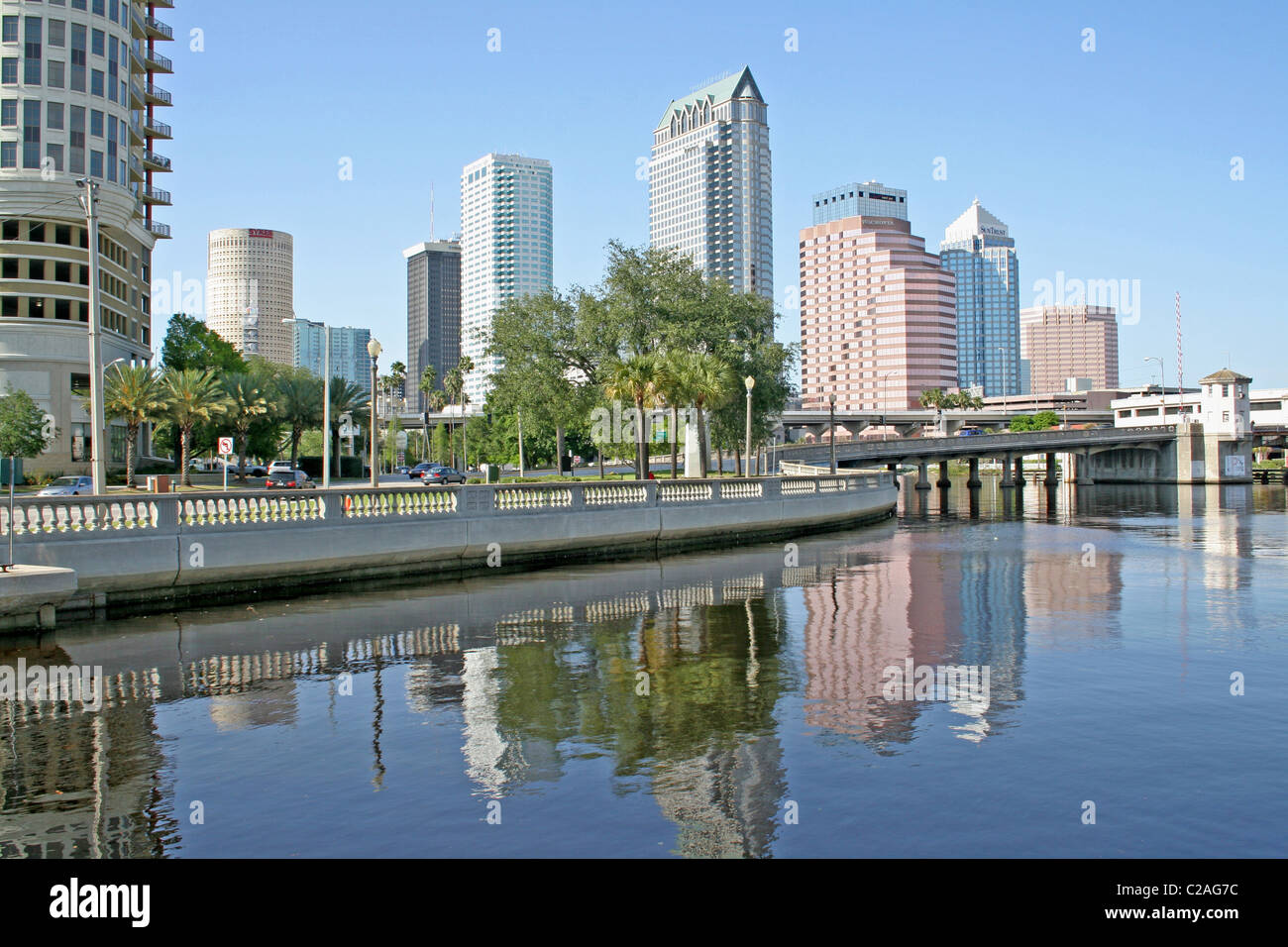 La reflexión del horizonte de la Bahía de Hillsborough Tampa, Florida 2008 Foto de stock