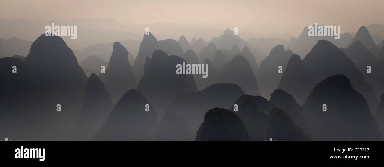 Siluetas de picos kársticos, Yangshuo County, Guilin, Guangxi, China Foto de stock