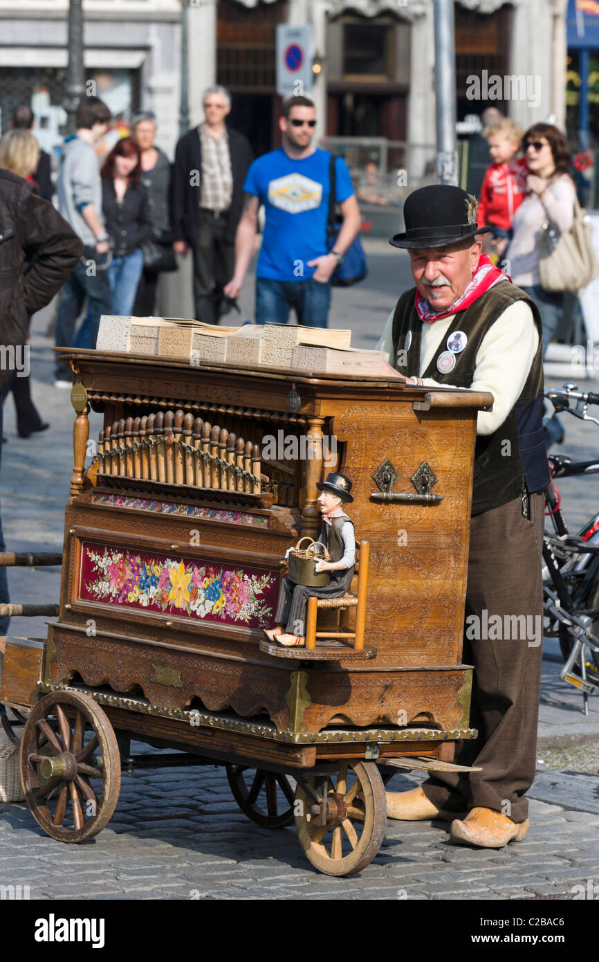 Barril viejo órgano reproductor en la Grote Markt (Plaza Principal), Antwerp, Bélgica. Foto de stock