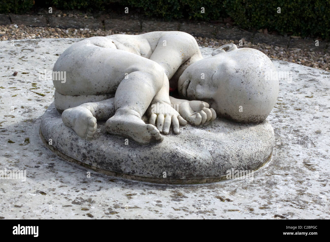 Una Escultura De Un Bebe Turbulette Hechas De Piedra En Un Jardin Del Recuerdo De Inocencia Fotografia De Stock Alamy