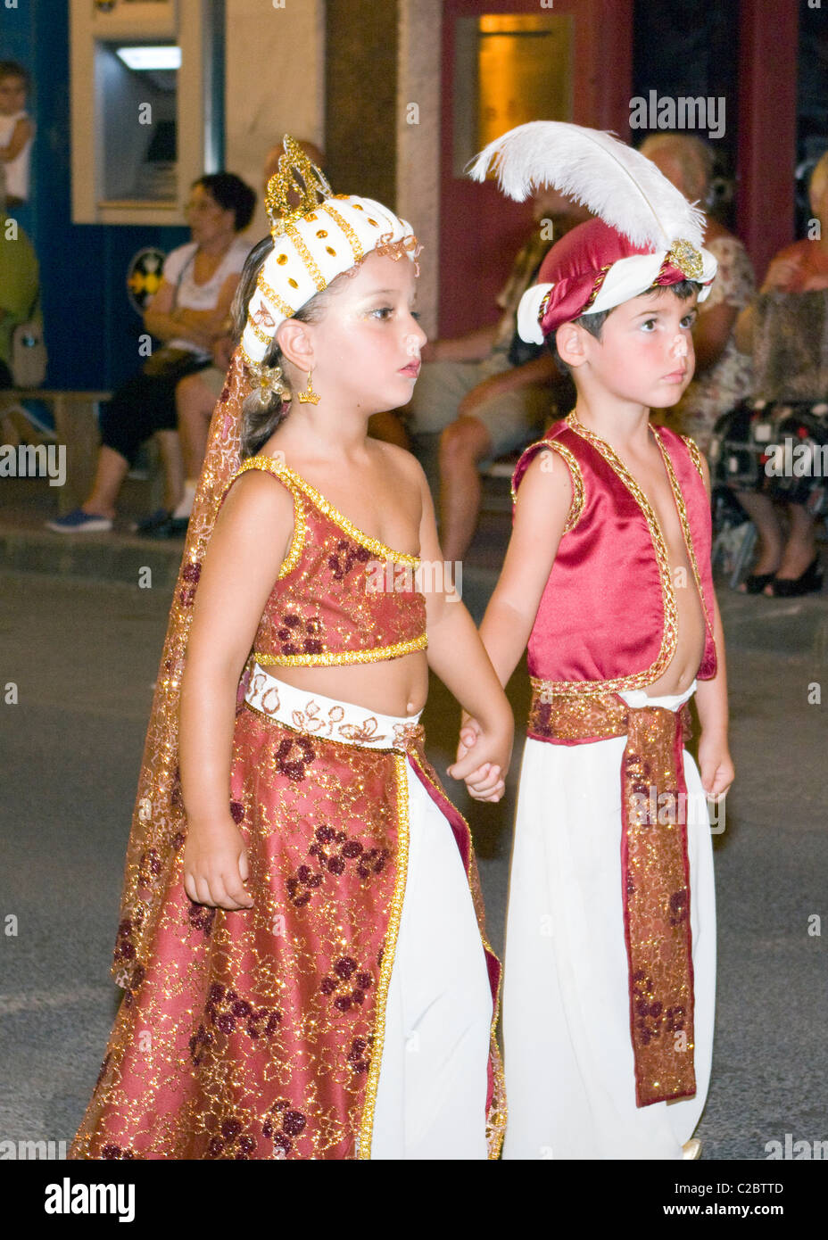 Los niños en trajes tradicionales fiestas de moros en la Fiesta de Moros y  Cristianos de Guardamar España Fotografía de stock - Alamy