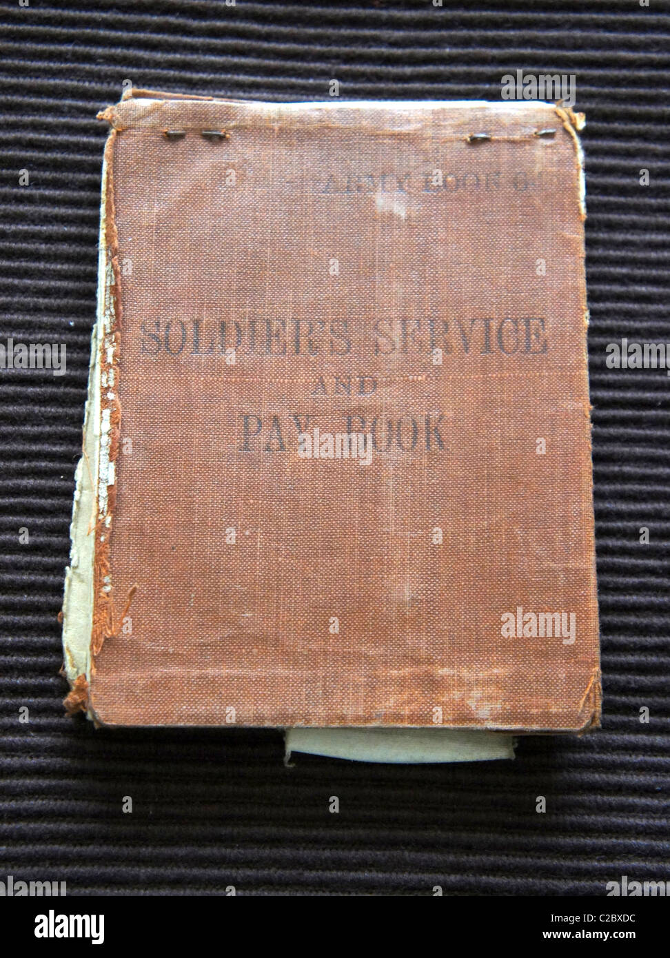 Los soldados de servicio y pagar libro WW2 Foto de stock