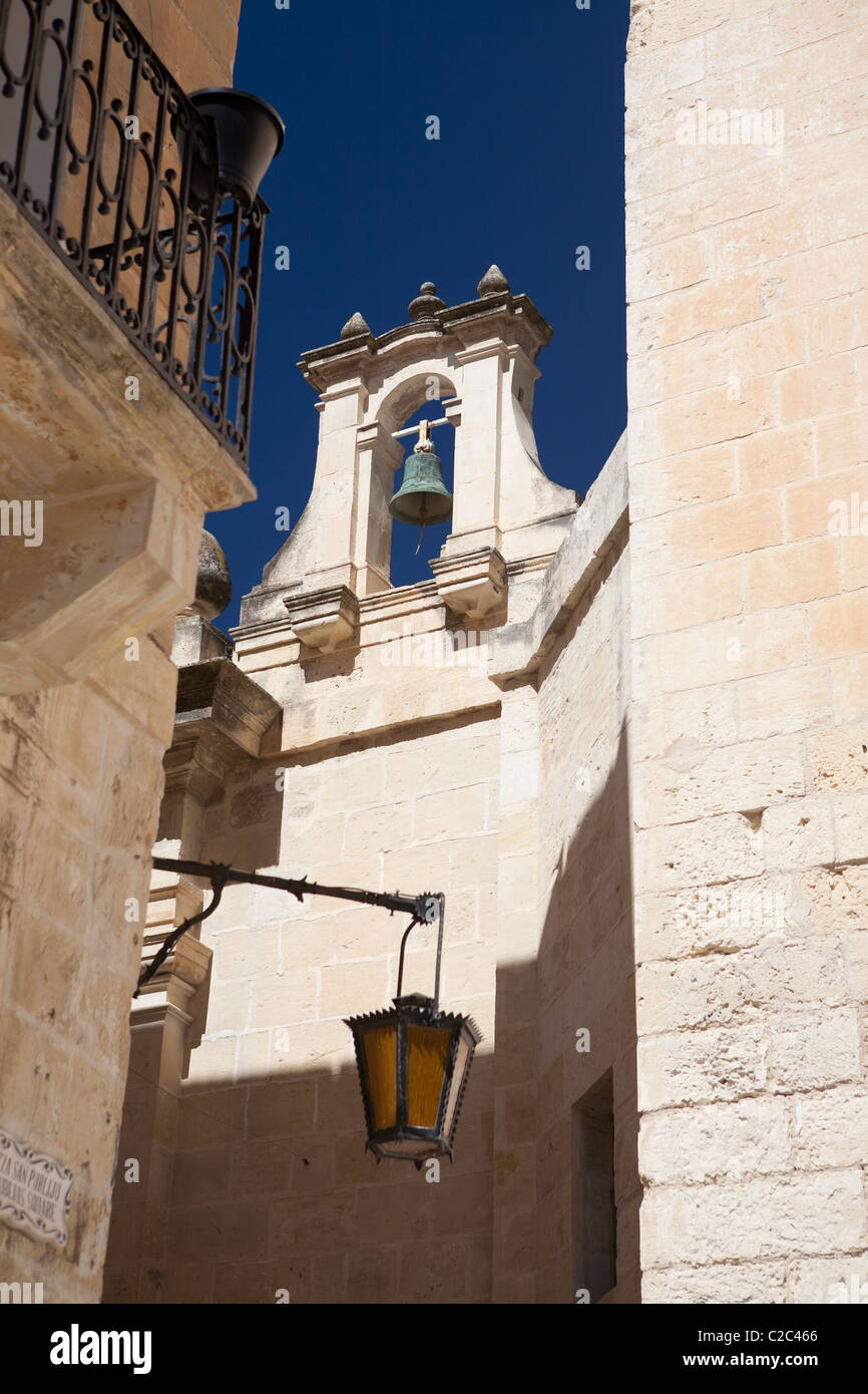 Las estrechas calles de la ciudad histórica fortificada de Mdina, en la isla de Malta Foto de stock