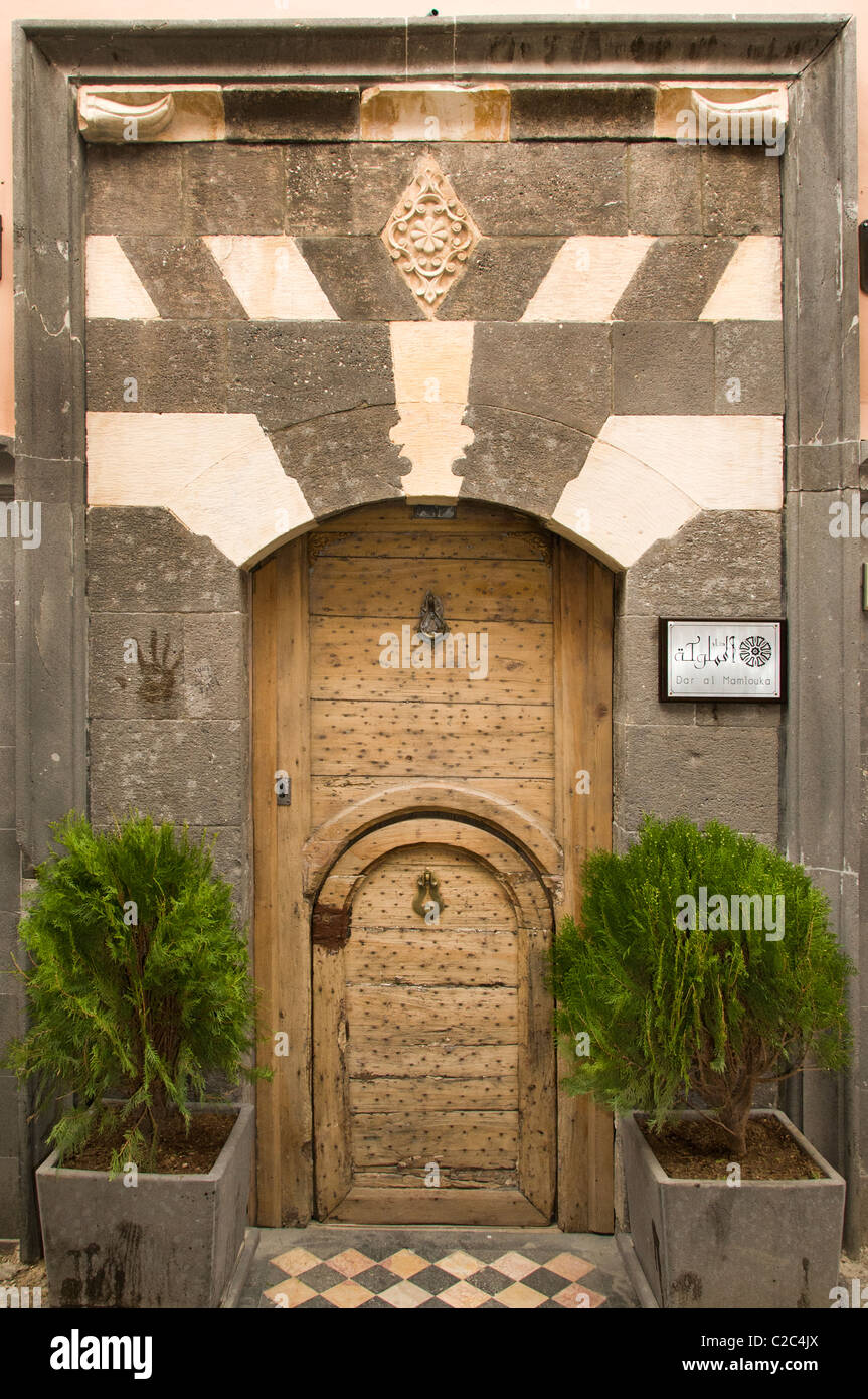 Damasco, Siria Bazar antigua casa palacio puerta de madera Foto de stock