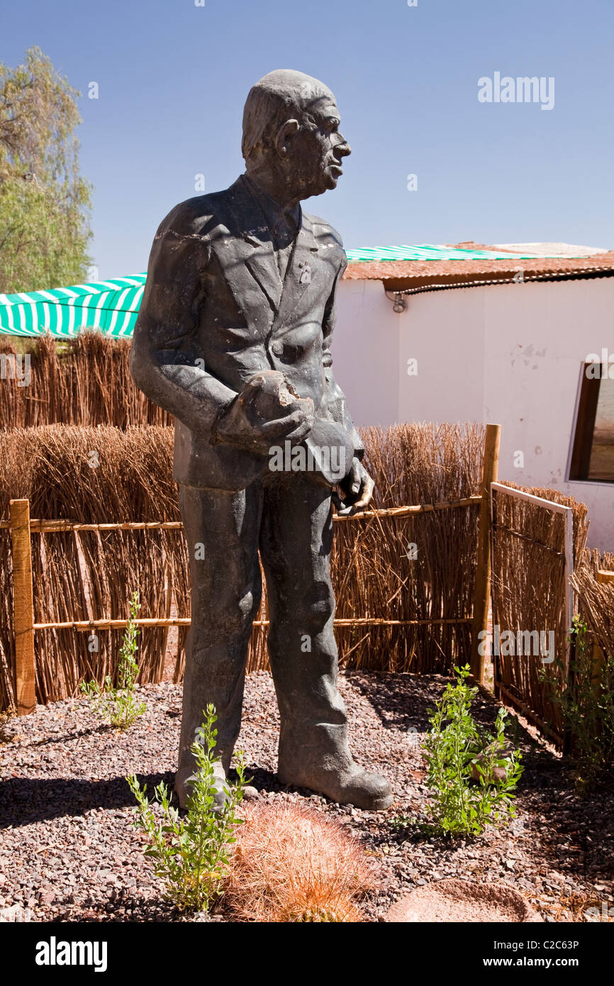 Estatua de Gustavo Le Paige fuera del Museo Arqueológico de San Pedro de  Atacama, Chile, Sudamérica Fotografía de stock - Alamy