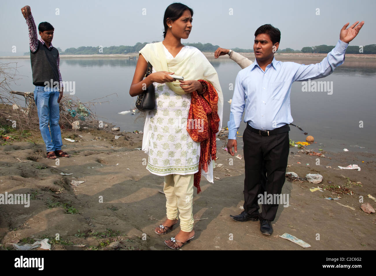 Los visitantes indios en río Yamuna detrás del Taj Mahal, en Agra, India. Foto de stock