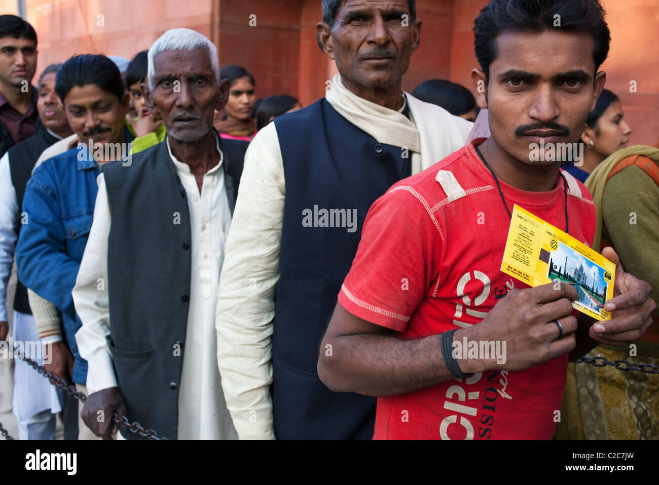 Los visitantes en una cola para entrar en el Taj Mahal en Agra, India. Foto de stock