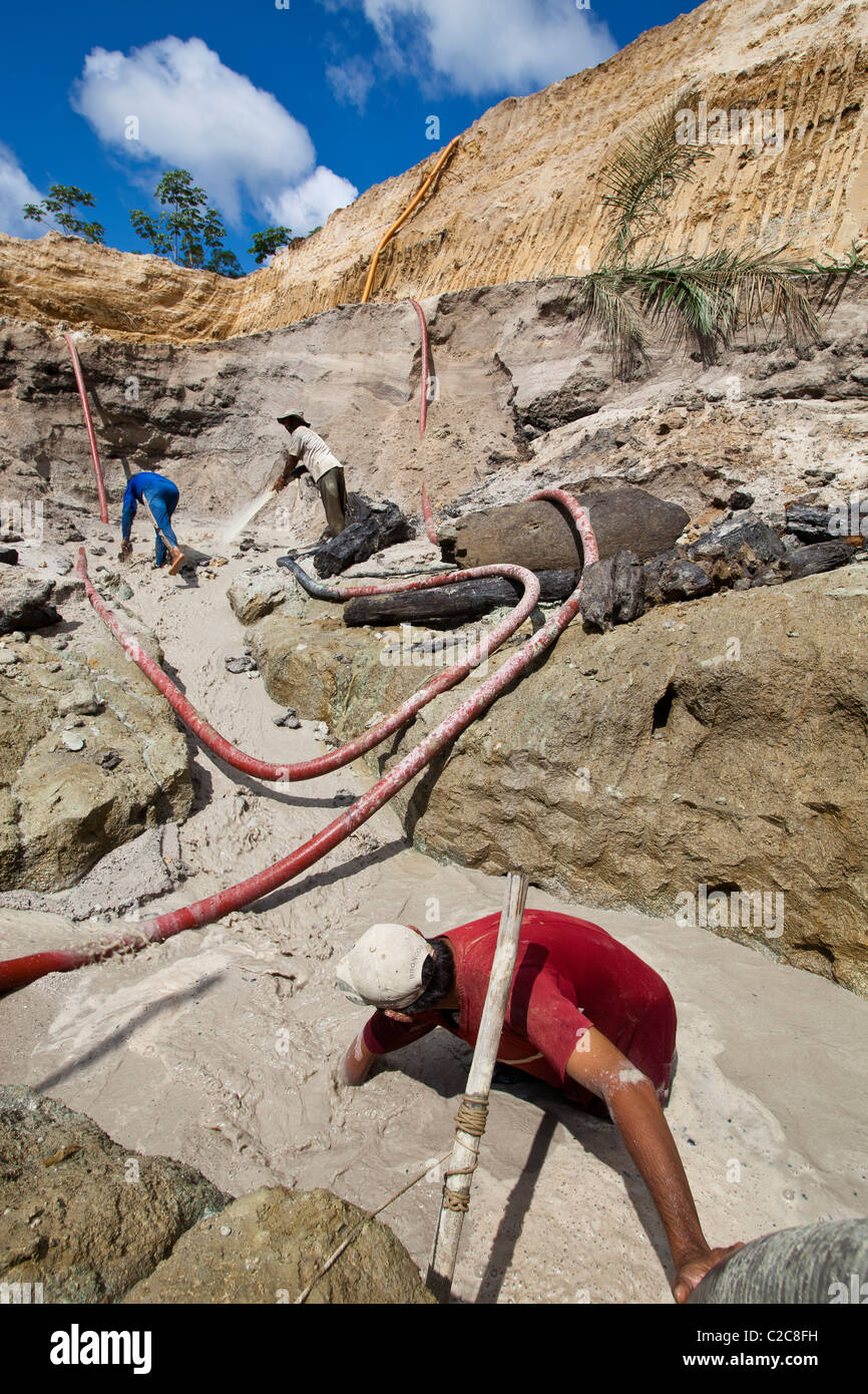 La minería del oro en la selva de Amazonas, Brasil chorros a alta presión de agua para desalojar el material de roca sistema chupadeira Foto de stock