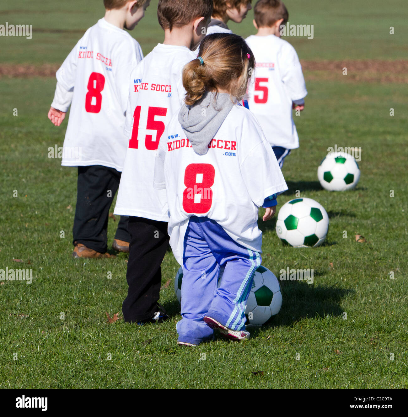 Niñas y niños jugando al fútbol fotografías e imágenes de alta resolución -  Alamy