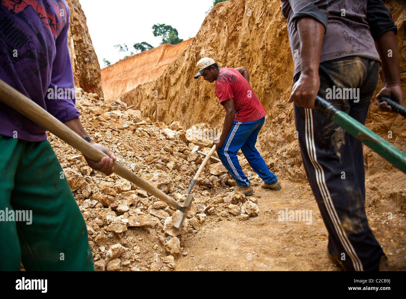 La prospección de yacimientos de oro de hardrock Amazon examen de superficie de los afloramientos rocosos, buscando exposiciones de vetas de minerales Foto de stock