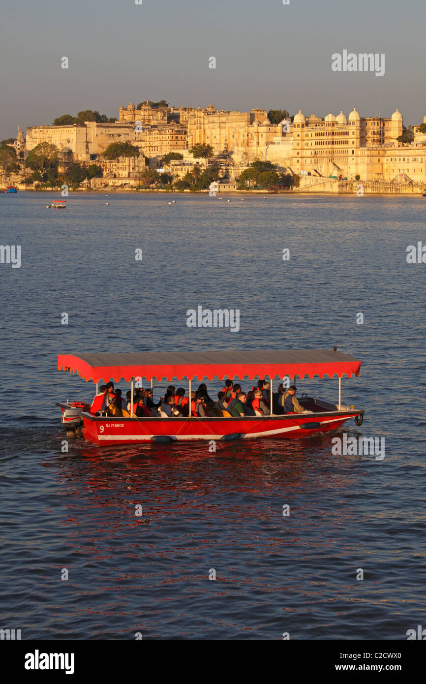 Ciudad de Udaipur con un turista en barco en el Lago Pichola, Udaipur, India Foto de stock