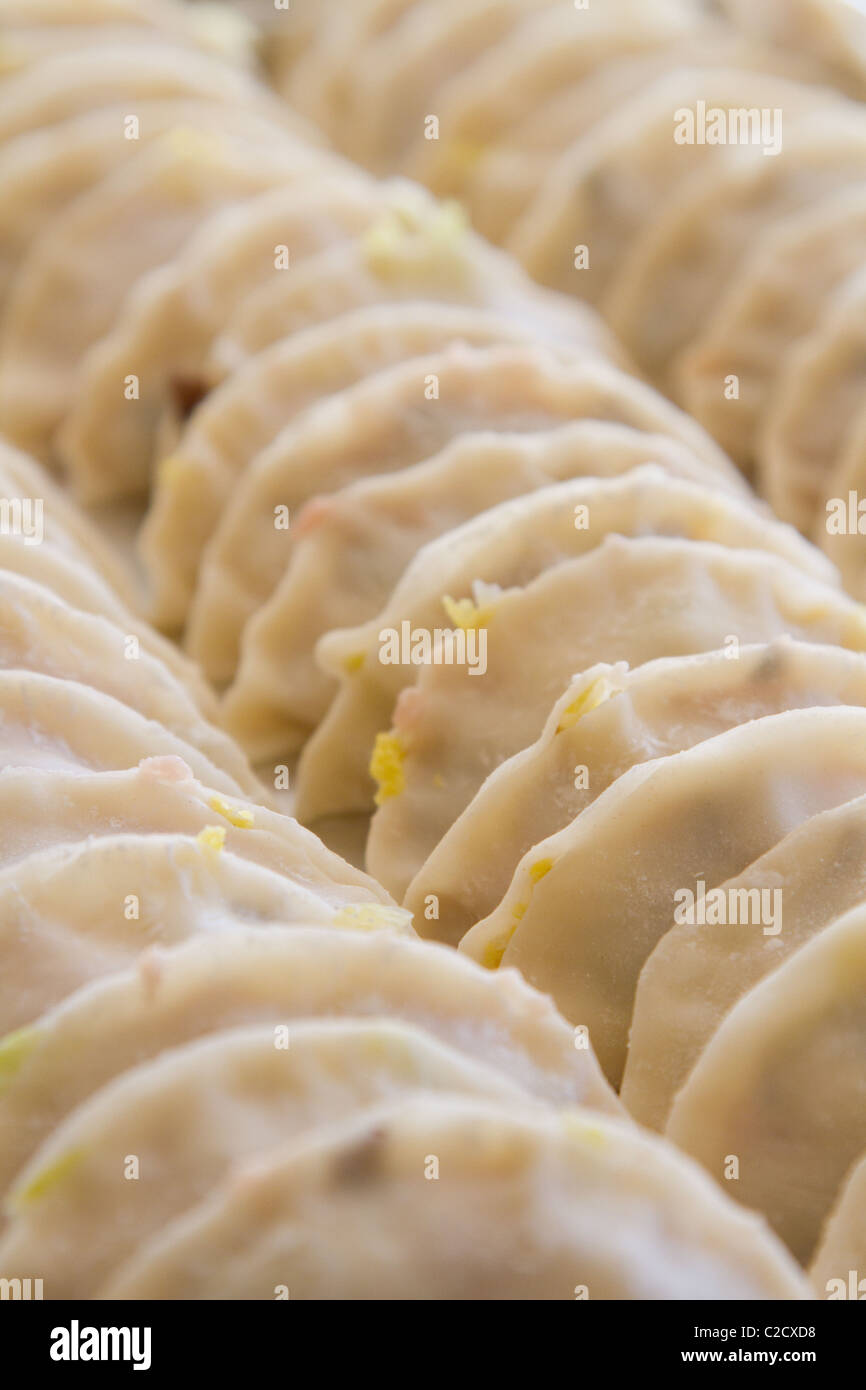 Raw dumplings chinos snack crudos closeup festival Foto de stock