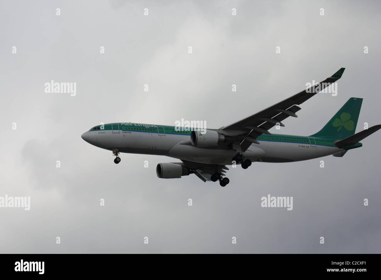 Aer Lingus Airbus A330 viene en aproximación final al Aeropuerto Internacional Logan de Boston, MA. Foto de stock