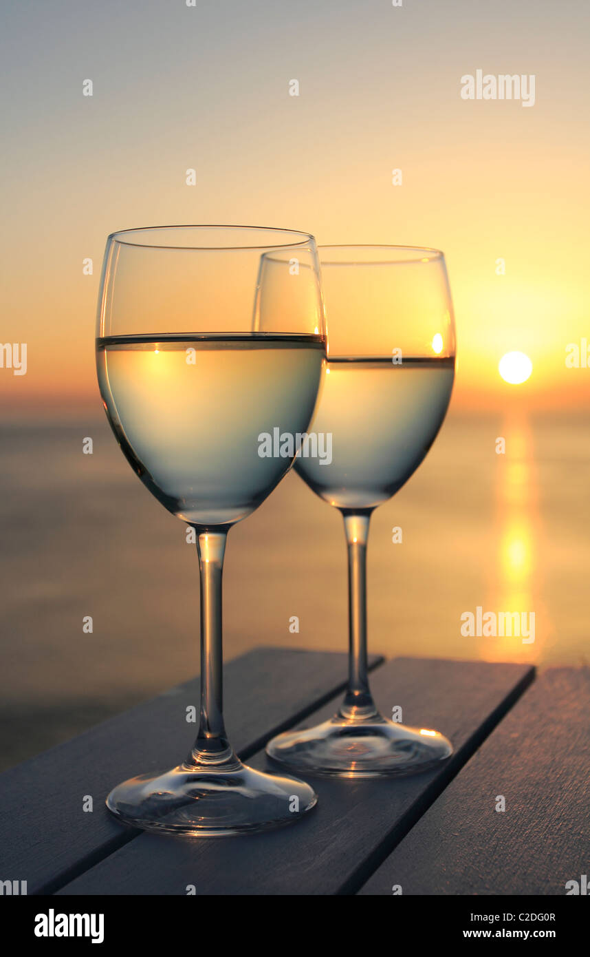 Dos copas de vino por el océano Foto de stock