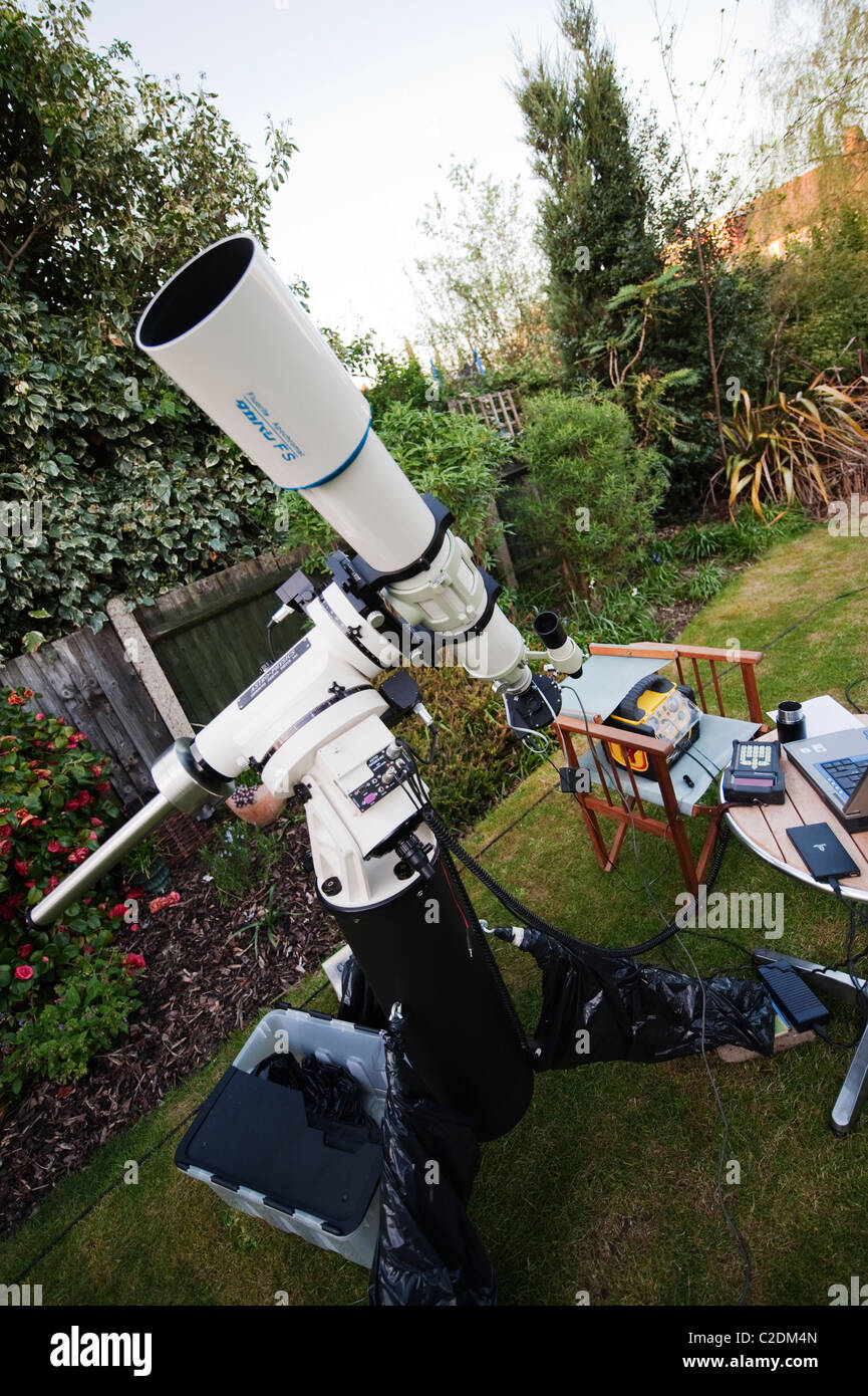 Refracte astronómico telescopio en una joya en un patio para una noche de Imaging Foto de stock