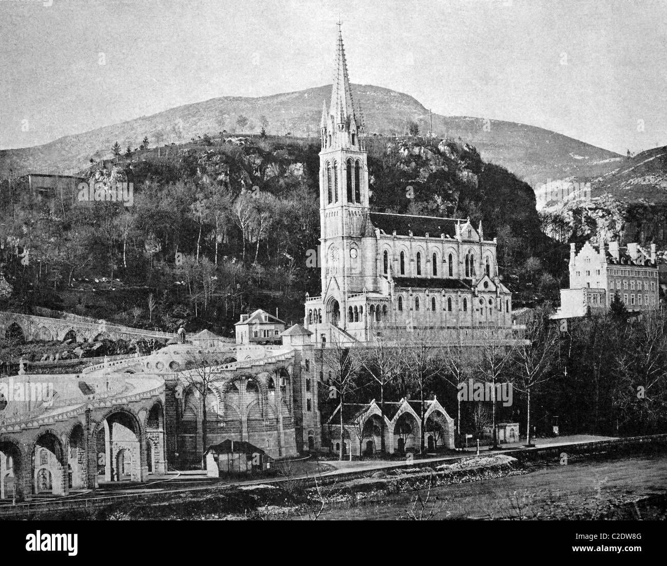 Una de las primeras impresiones de Autotype, paisaje urbano de Lourdes, Lourde, fotografía histórica, 1884, Francia, Europa Foto de stock