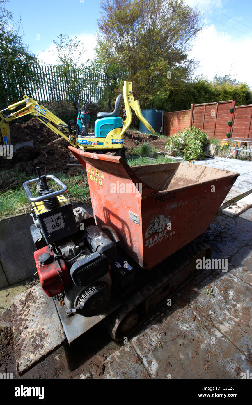 Contratado hi-tip dumper y micro digger excavando un pequeño jardín en el reino unido Foto de stock