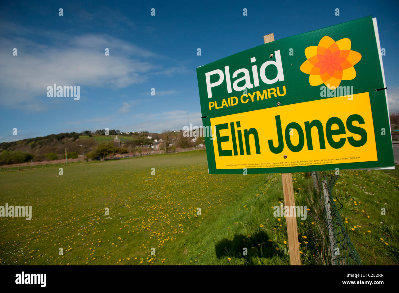 El Plaid Cymru 2011 Asamblea de Gales Gobierno banners en campaña electoral Elin JONES' Ceredigion circunscripción, UK Foto de stock