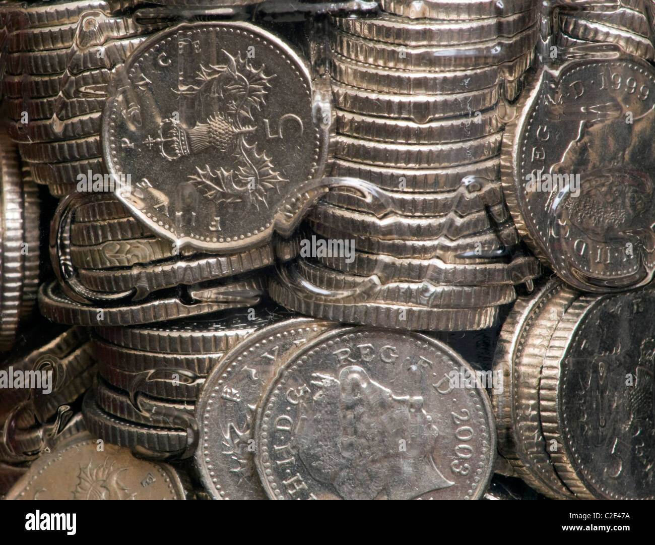 Monedas en un tarro Foto de stock