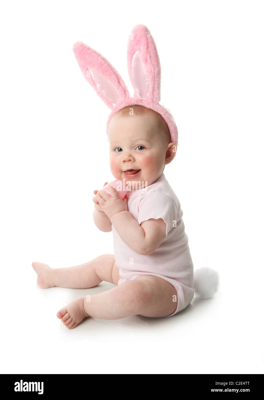 Retrato de un bebé lindo vestido con orejas de conejo de Pascua huevos  pastel Fotografía de stock - Alamy