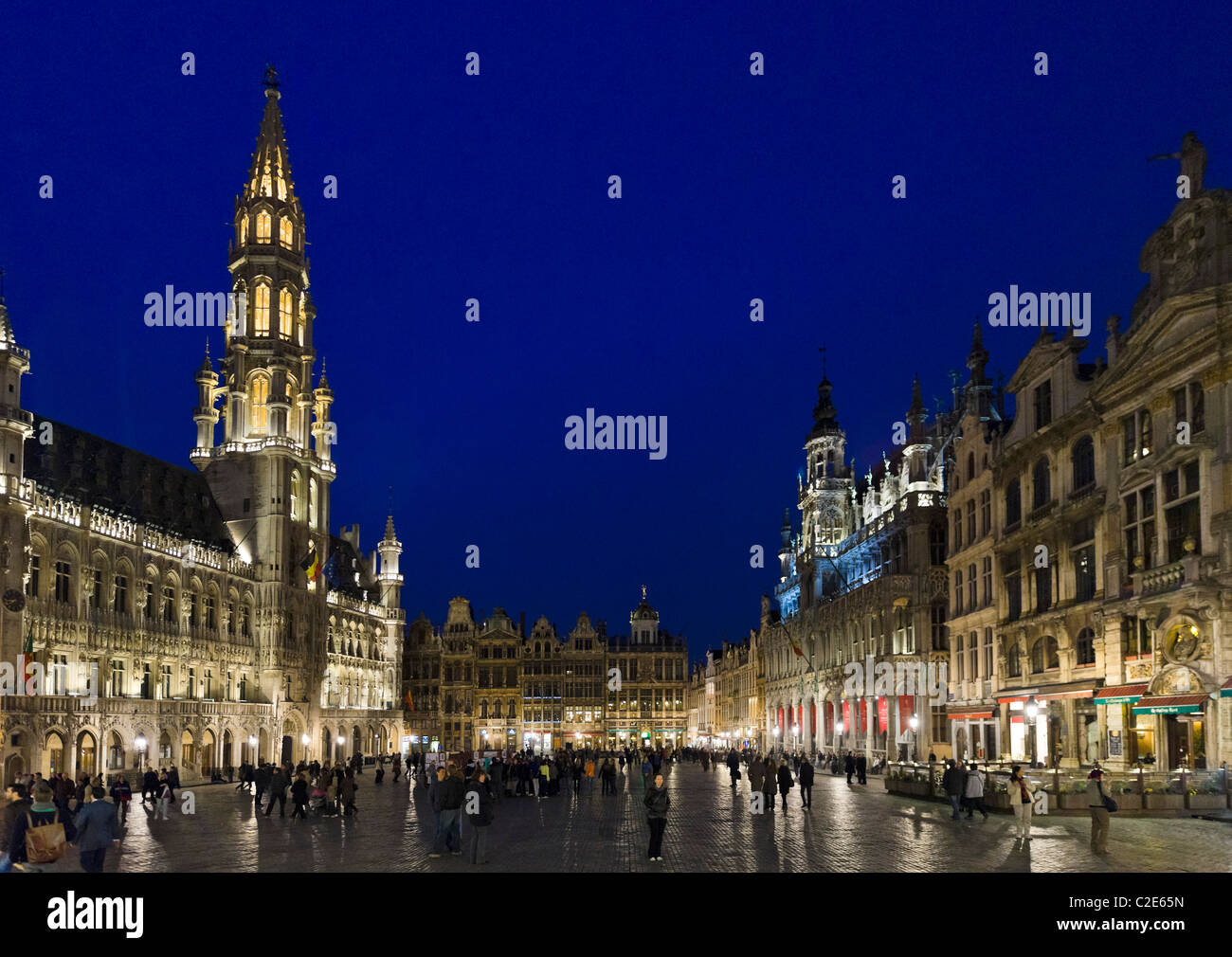 La Grand Place (plaza principal) en la noche en el Hotel de Ville (Ayuntamiento) a la izquierda, Bruselas, Bélgica Foto de stock