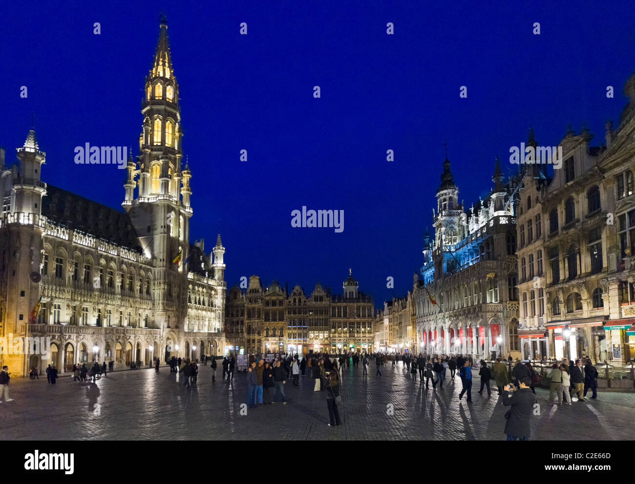 La Grand Place (plaza principal) en la noche en el Hotel de Ville (Ayuntamiento) a la izquierda, Bruselas, Bélgica Foto de stock