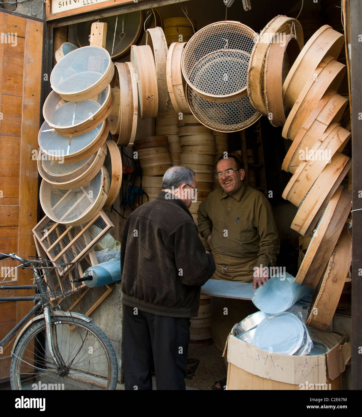 Damasco, Siria Bazar cestas cesta pantalla criba riddle boulter Souq mercado shop Foto de stock
