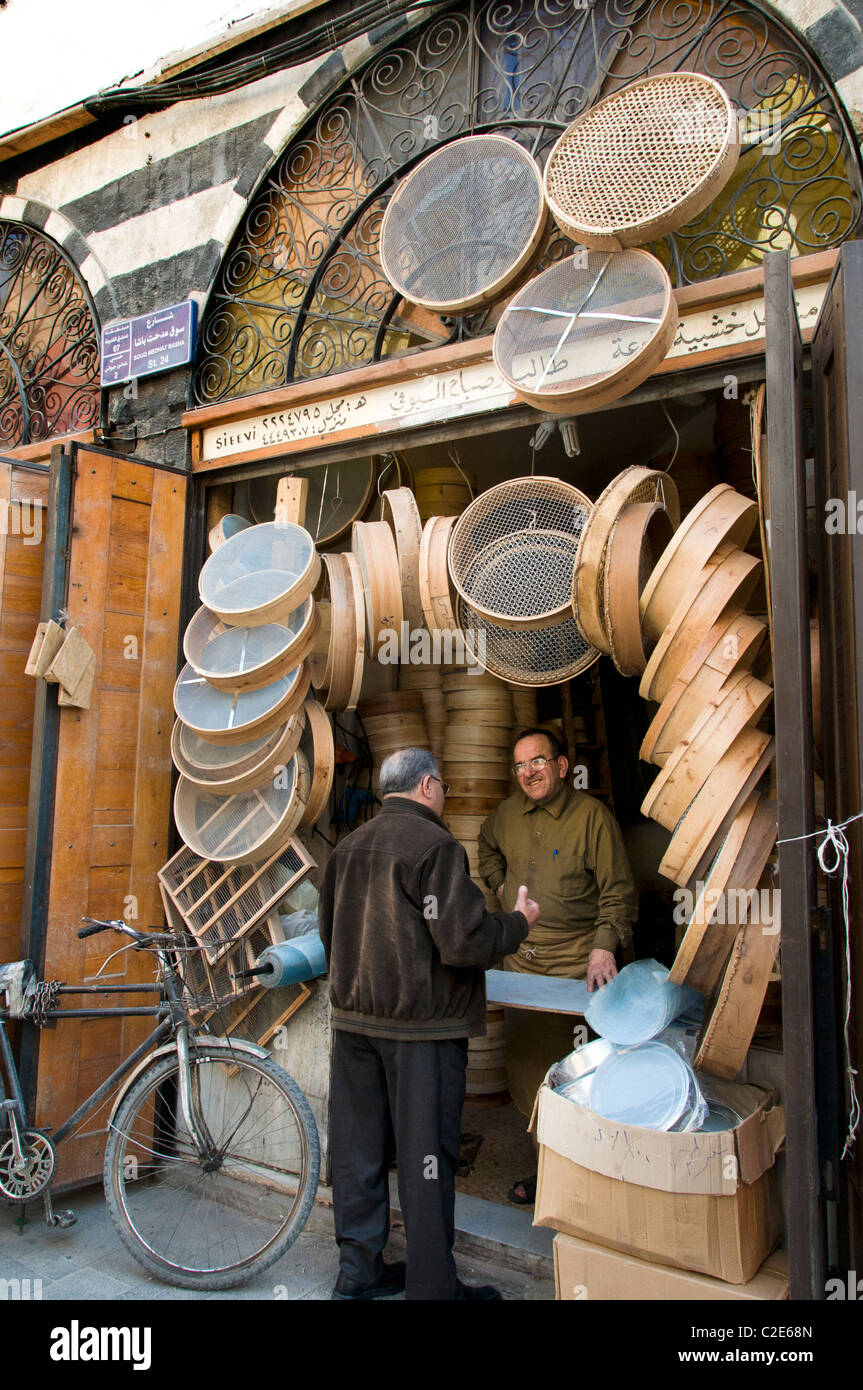 Damasco, Siria Bazar cestas cesta pantalla criba riddle boulter Souq mercado shop Foto de stock