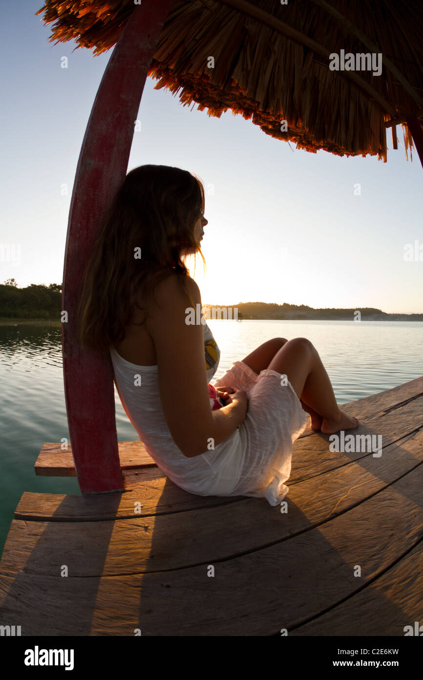 Una hermosa niña disfruta de un precioso amanecer. Foto de stock