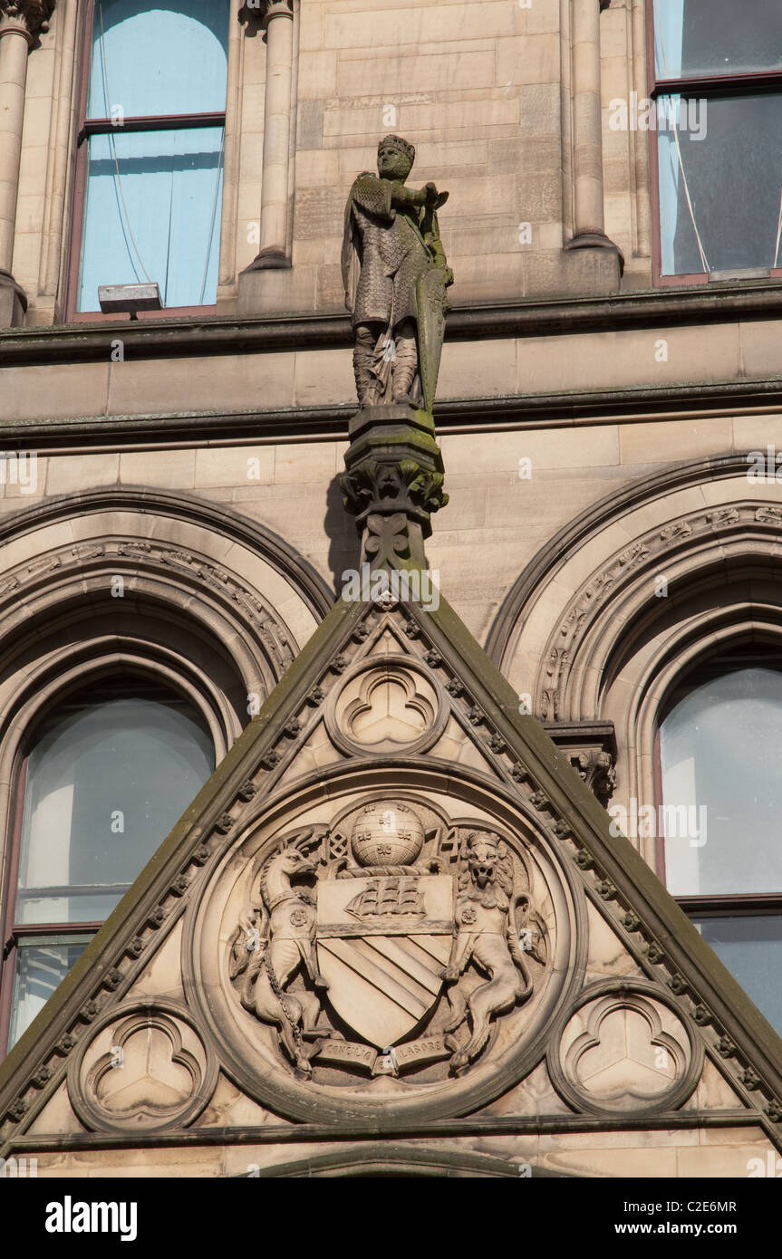 Detalle arquitectónico de la elevación trasera del Ayuntamiento de Manchester, incluida la Ciudad de Manchester cresta. Foto de stock
