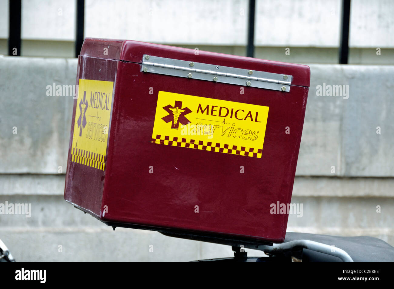 Servicios médicos - Caja conteniendo suministros médicos en la parte de atrás de la motocicleta Londres Inglaterra Foto de stock
