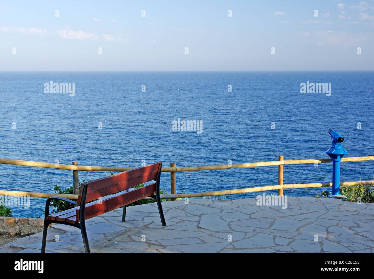 Banqueta vacía a la orilla del mar Mediterráneo. Foto de stock