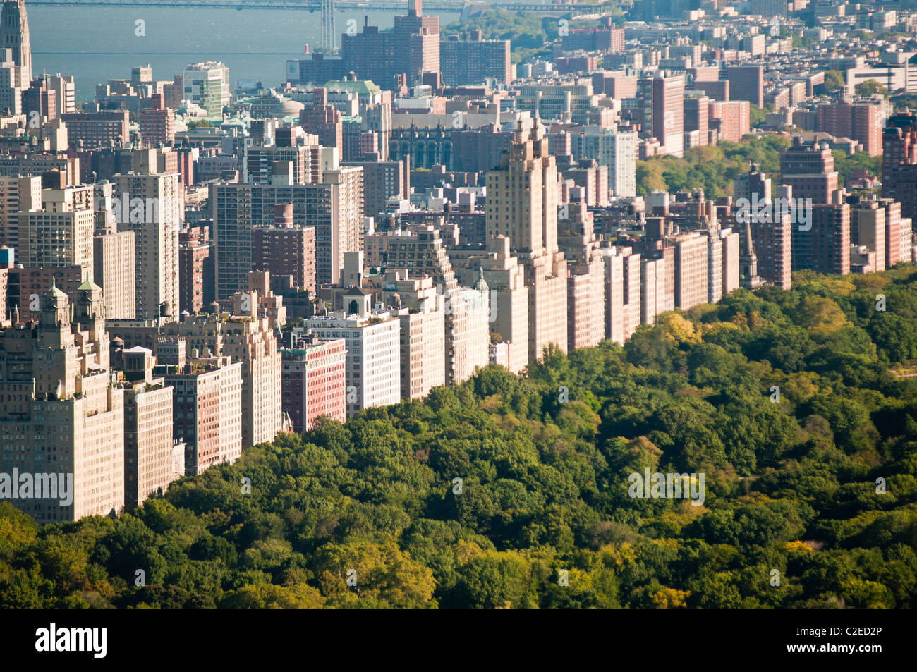 Vista aérea del Parque Central y la fila de edificios en Upper West Side, Manhattan, Ciudad de Nueva York, Estados Unidos, Nueva York, NY Foto de stock